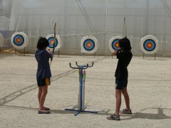 矢を持つと、にーちゃんは左利きで弟は右利き。二人とも鉛筆は逆。面白いなぁ。 矢を持つと、にーちゃんは左利きで弟は右利き。二人とも鉛筆は逆。面白いなぁ。