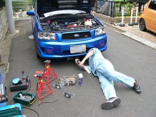 ジャッキで上げてフロントパイプも外さなきゃだわ ジャッキで上げてフロントパイプも外さなきゃだわ