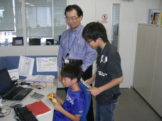 オヤジの机。次男はそのまま俺と置き換えできそうw オヤジの机。次男はそのまま俺と置き換えできそうw