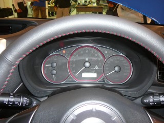 レッドは8,000から、速度は260km/hメーター レッドは8,000から、速度は260km/hメーター