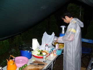 調理してる風の隣の課長w 調理してる風の隣の課長w