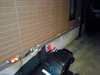 サイディングのフチの板金にフック取付 サイディングのフチの板金にフック取付