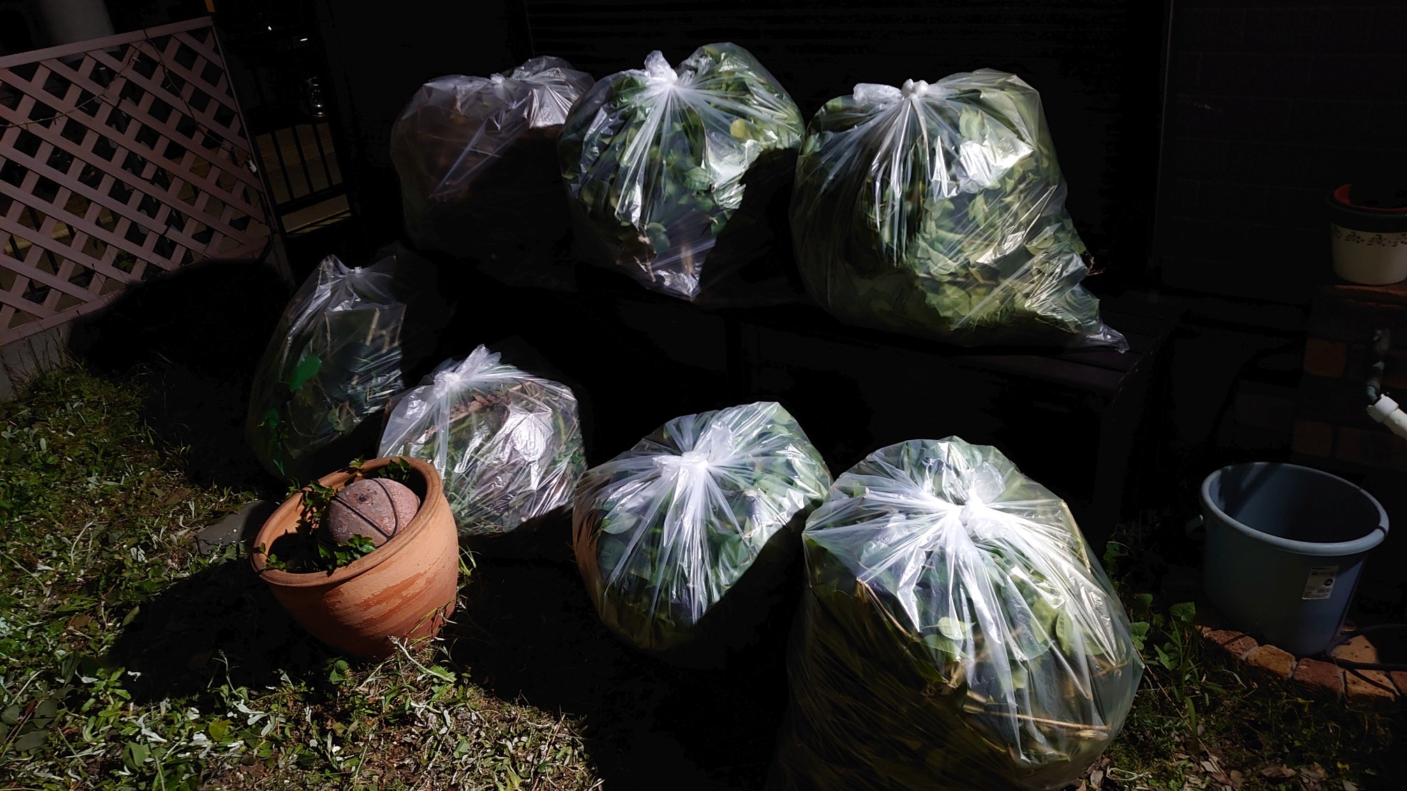 ゴミ袋は燃えるゴミで出す ゴミ袋は燃えるゴミで出す