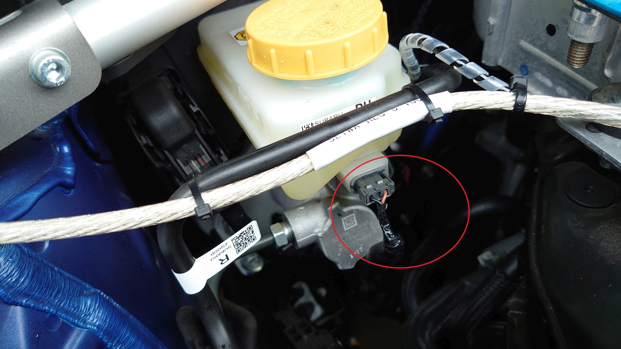 このコネクタが腕に刺さるw このコネクタが腕に刺さるw